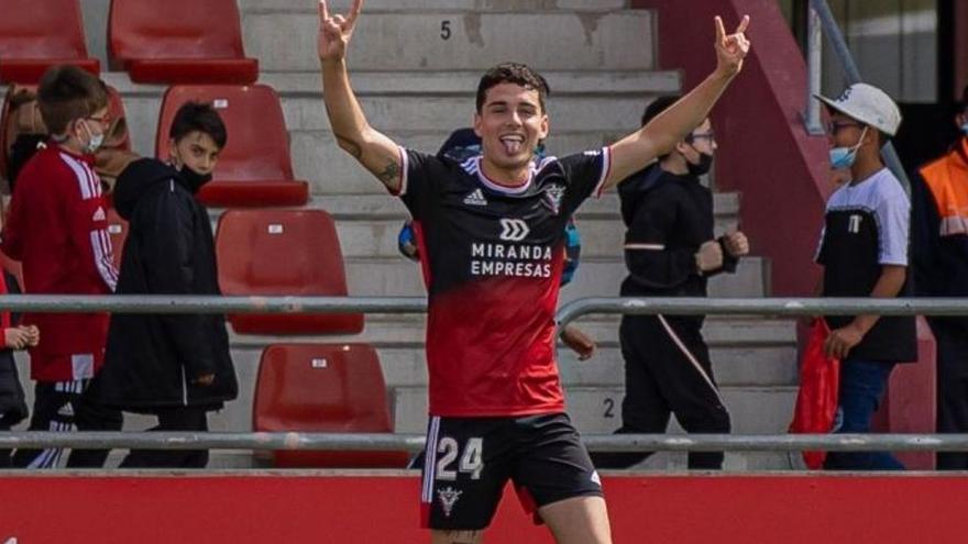 Sergio Camello celebra uno de los 15 goles que ha anotado con el Mirandés.