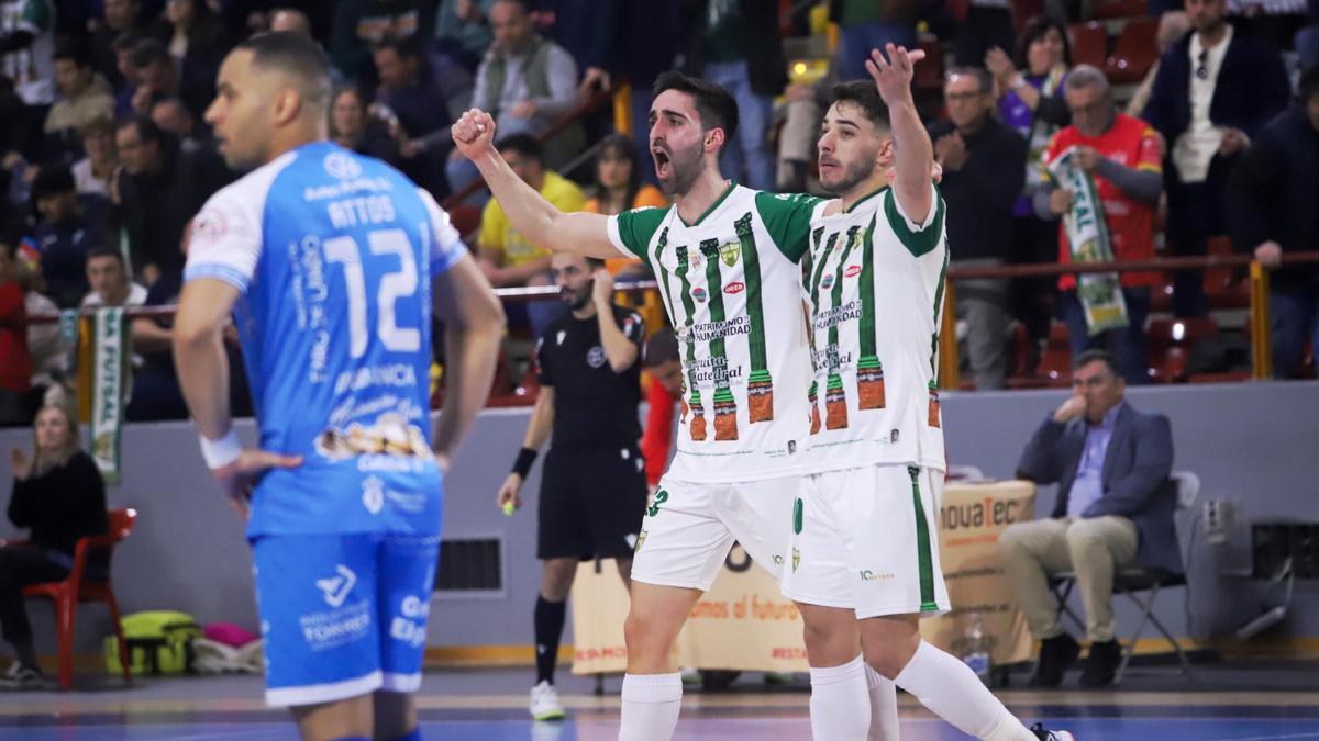 Josema y Perin celebran un gol en un partido del Córdoba Futsal.