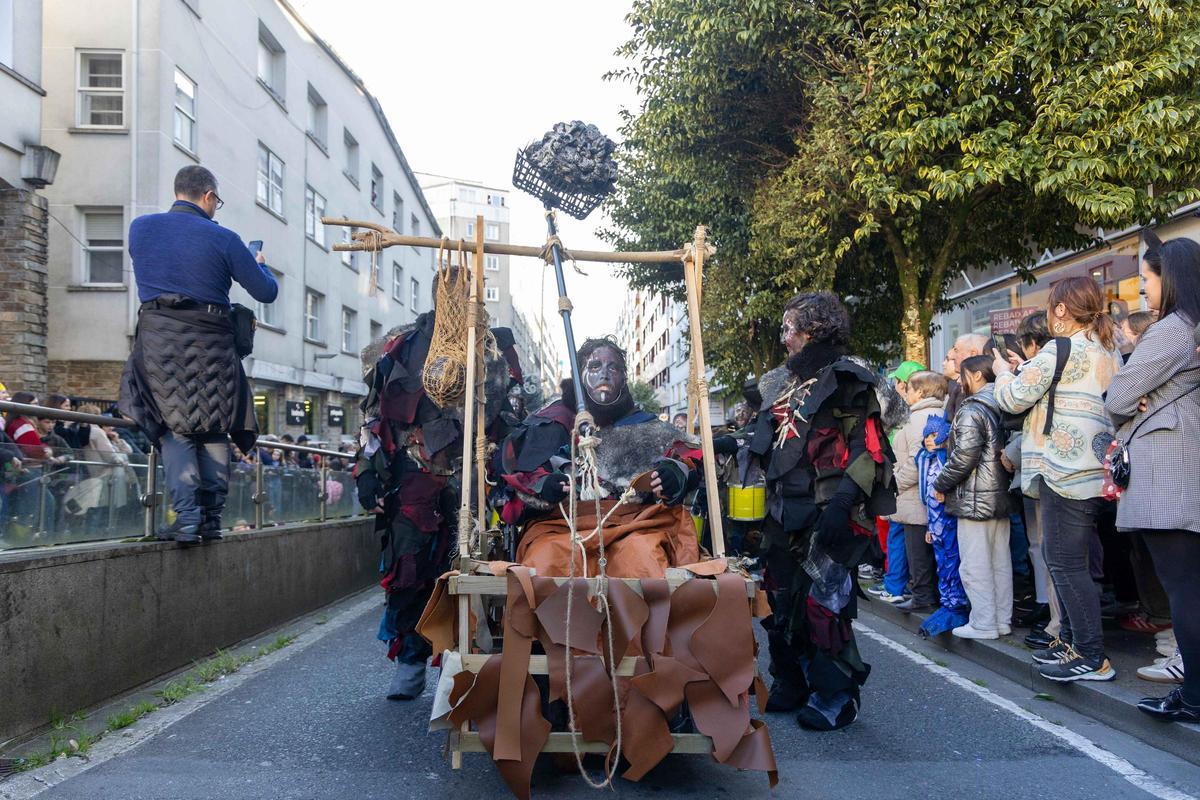 Vintedúas comparsas e dez carrozas: Santiago celebra o día grande do seu Entroido