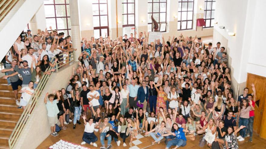 Foto final de familia de los primeros estudiantes de este curso incluidos en el Programa Erasmus en la Universidad de La Laguna.