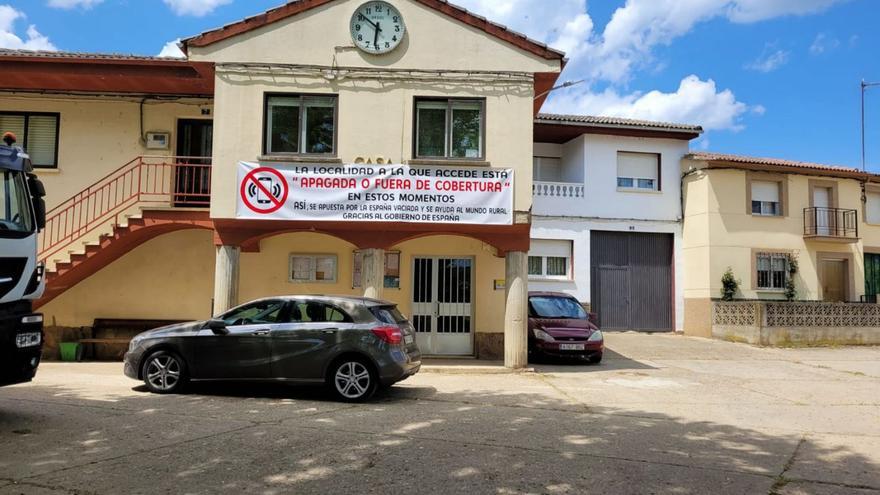 Ayuntamiento de San Vicente de la Cabeza, con pancarta reivindicativa de unas buenas telecomunicaciones. | Ch. S.