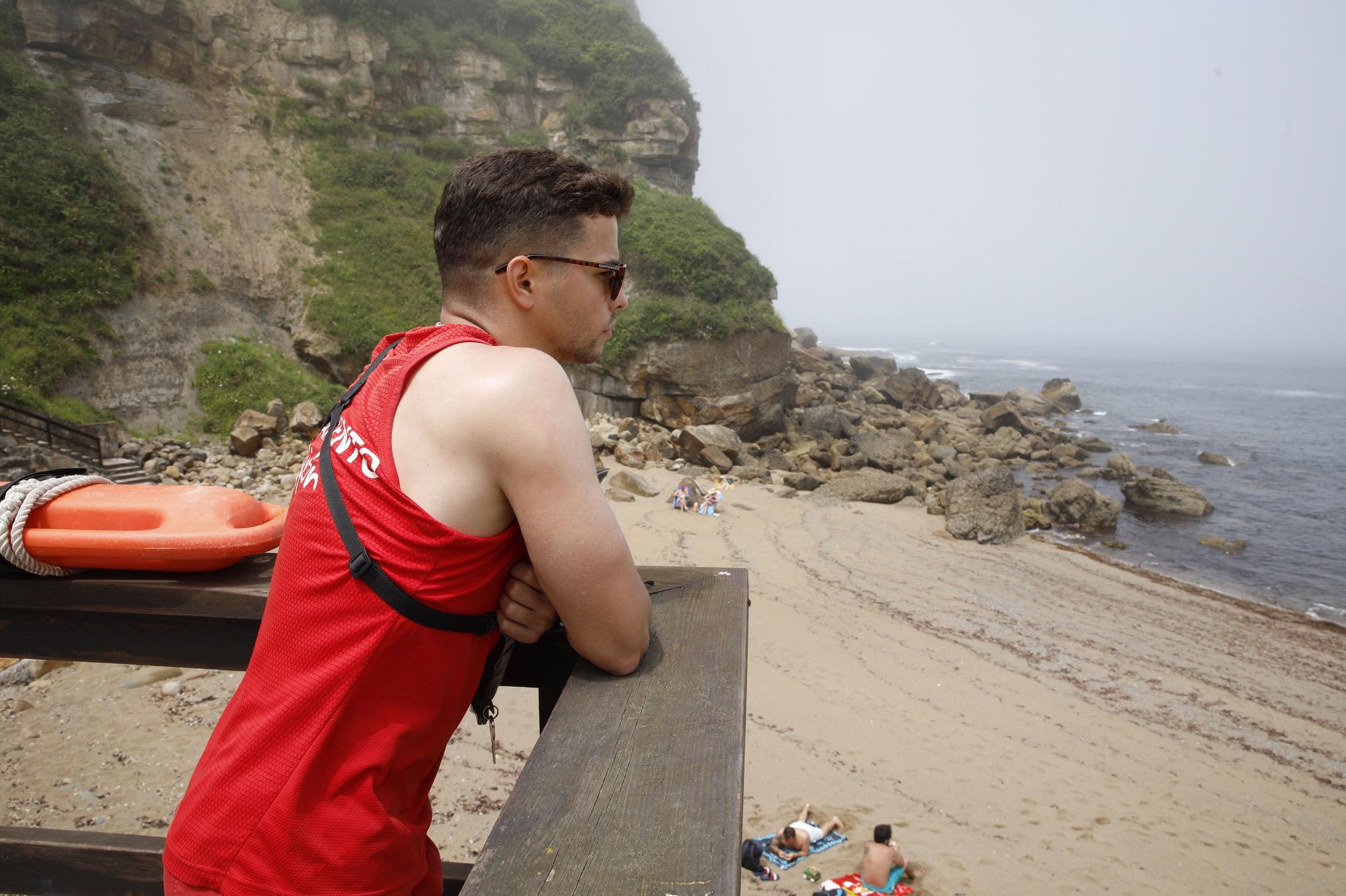 Día de intenso calor en Gijón, playa y chapuzones en el mar