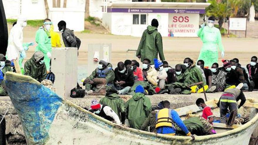 Llegada al puerto de los Cristianos  de 50 migrantes rescatados el pasado domingo al sur de Tenerife .