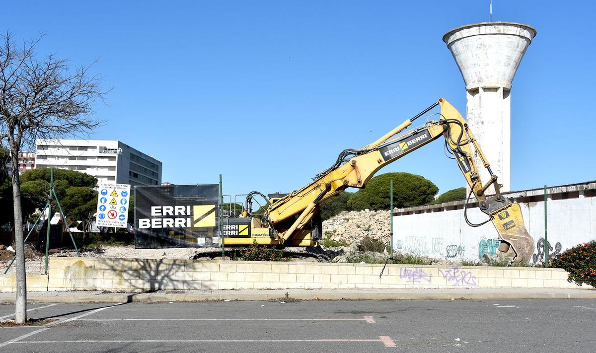 Trabajos de desescombro en la parcela de los antiguos depósitos de agua en la Avenida Ciudad de Huelva en Punta Umbría.
