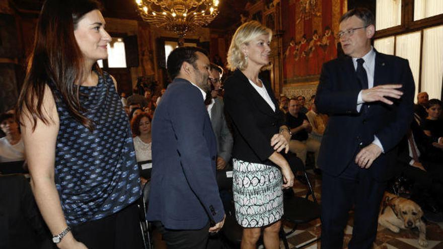 La consellera Montón y el presidente Ximo Puig, separados por los titulares de Educación, Vicent Marzà, y Justicia, Gabriela Bravo, durante un acto de ayer en Valencia