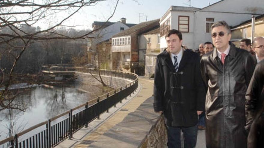 González Formoso y Fernández Moreda, ayer, durante la inauguración del paseo fluvial de As Pontes.