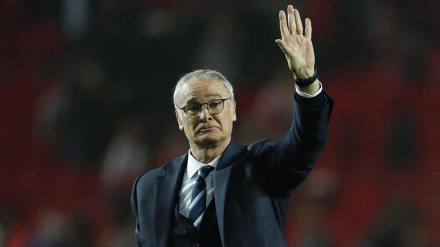 Ranieri en su despedida con el Leicester.