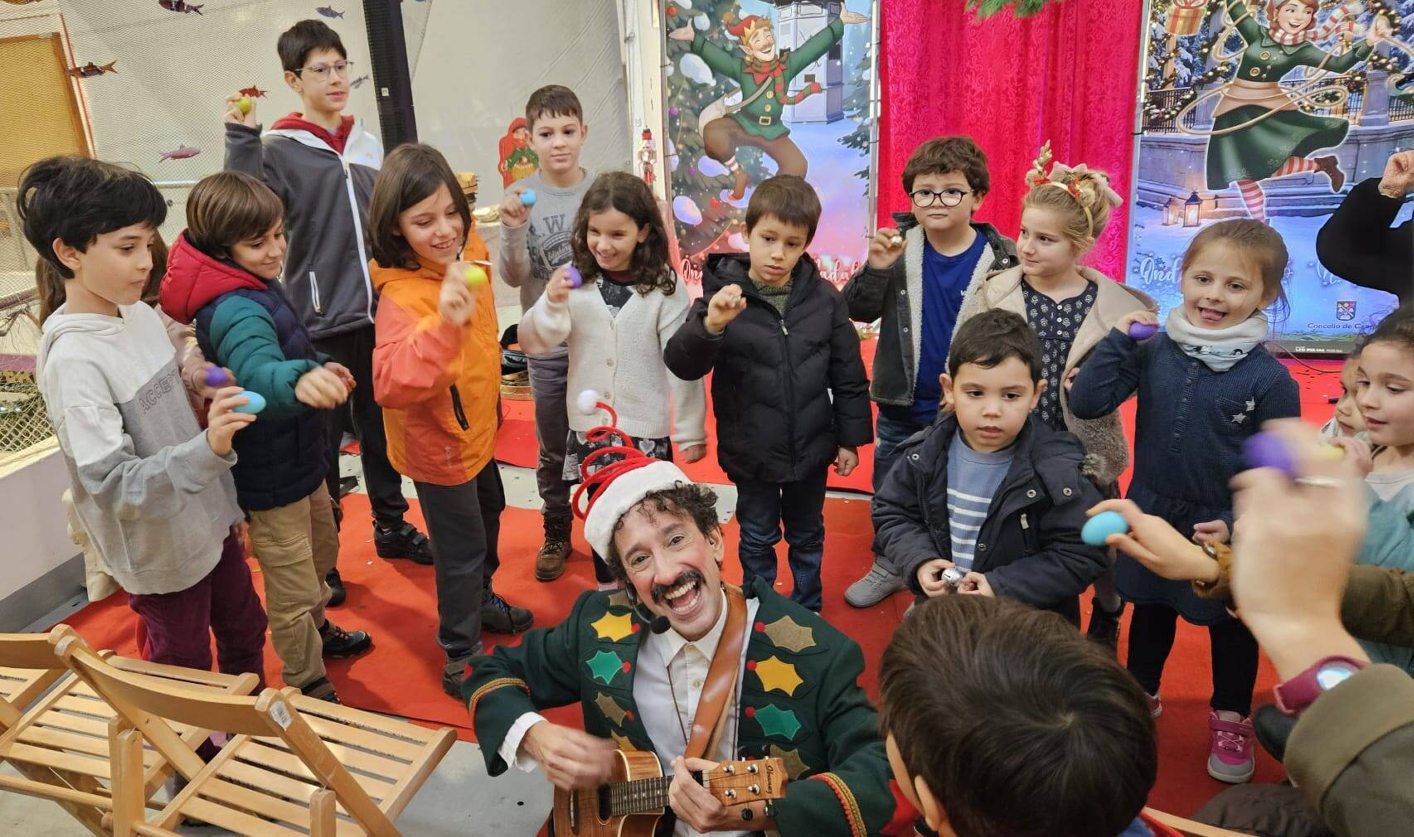 Niños y niñas en el
espectáculo de Nelson
Quinteiro, «Barulllol».
 |  S.Á.