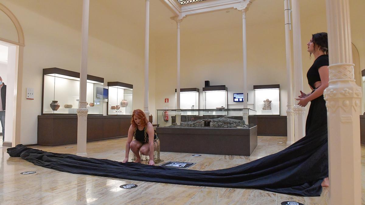 La actriz Zuleima Valido y la cantante Laura Suárez, durante un momento de la representación de la pieza teatral ‘Cadáver exquisito’ en el Museo Canario
