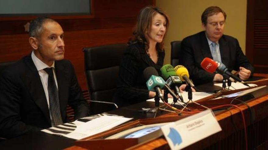 Arturo Dopico, de R, y Idoia Maguregui y José Manuel Valiño, de NCG Banco, ayer en rueda de prensa. / c. p.