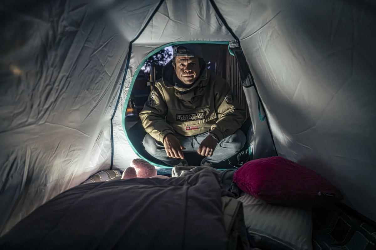 Willy, de 40 años, era bioanálitico en Venezuela. Lo perdió todo por su adicción al 'chemsex' y desde hace un año vive a la intemperie en Montjuïc.