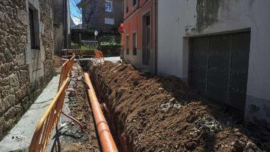 La nueva tubería del saneamiento en la rúa Vilaboa. // Iñaki Abella