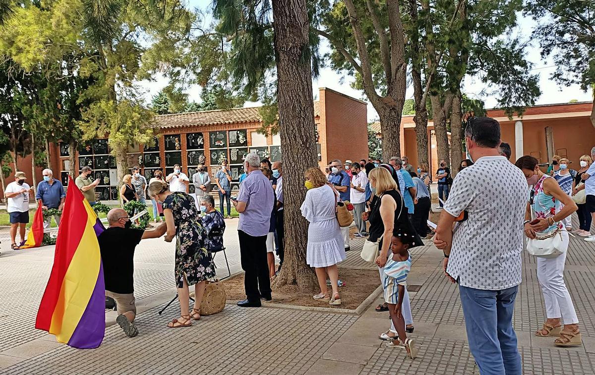 Parte de los asistentes al homenaje y, al fondo, las autoridades. | LEVANTE-EMV