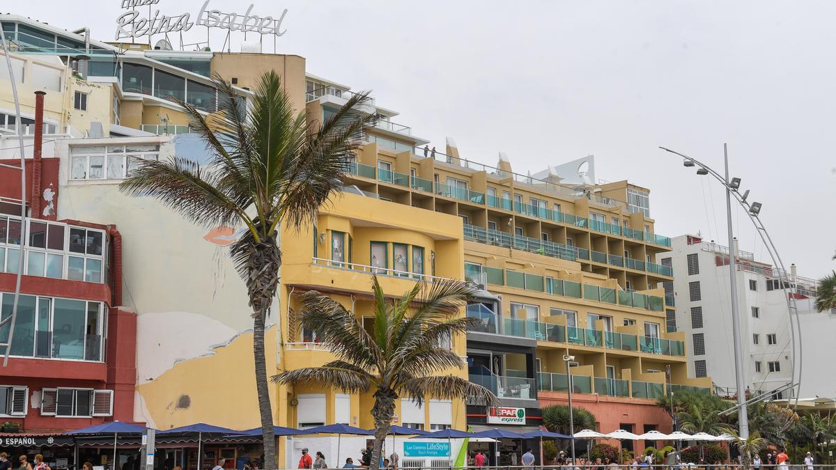 Panorámica de uno de los hoteles ubicados en el paseo de la Playa de las Canteras, en Las Palmas de Gran Canaria.