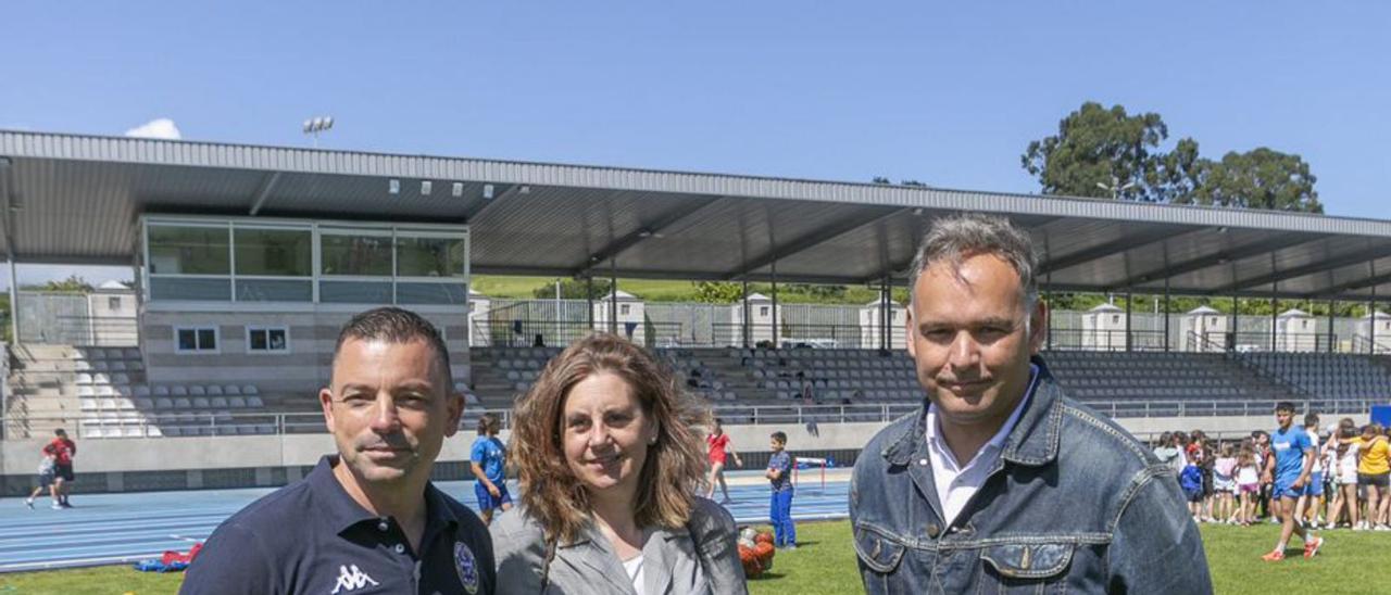 Felipe Blanco, Nuria Delmiro y Gerardo Álvarez, ayer en el estadio Yago Lamela. | María Fuentes