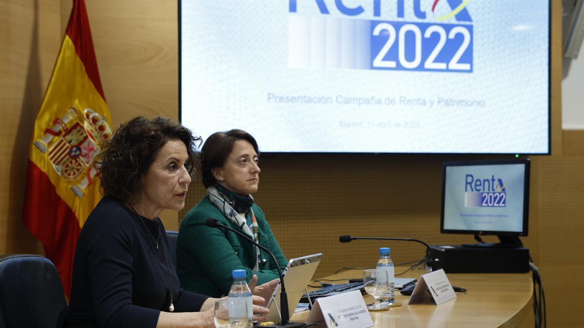 La directora general de la Agencia Tributaria, Soledad Fernández (izquierda), y la directora del Departamento de Gestión Tributaria, Rosa María Prieto, en la presentación de la campaña de la Renta 2022.