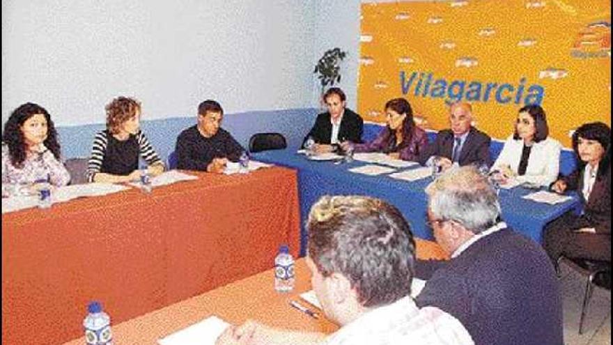 Reunión celebrada por miembros del PP ayer en Vilagarcía. / iñaki abella