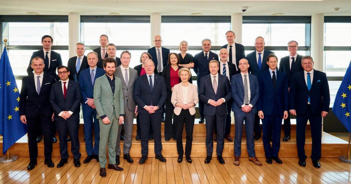 Von der Leyen, en el centro, con los representantes del sector en una reunión previa. Entre ellos está John Elkann, segundo por la derecha abajo.