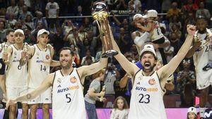 MÁLAGA, 18/02/2024.- Sergio Llull (c-d) y Rudy Fernández (c-i), junto a sus compañeros del Real Madrid, celebran con la copa la victoria ante el Barça, proclamandose campeones de la Copa del Rey de baloncesto este domingo, en el Palacio de los Deportes José María Martín Carpena, en Málaga. EFE/ Daniel Pérez. FÚTBOL . EQUIPOS COPA DEL REY . PARTIDO . EQUIPOS REAL MADRID . FC BARCELONA