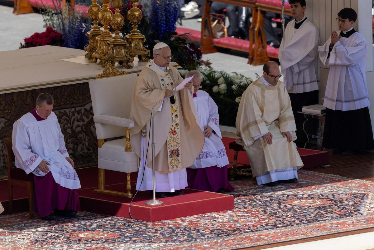 El Papa durante la Misa del Domingo de Pascua en la Plaza de San Pedro, en el Vaticano.