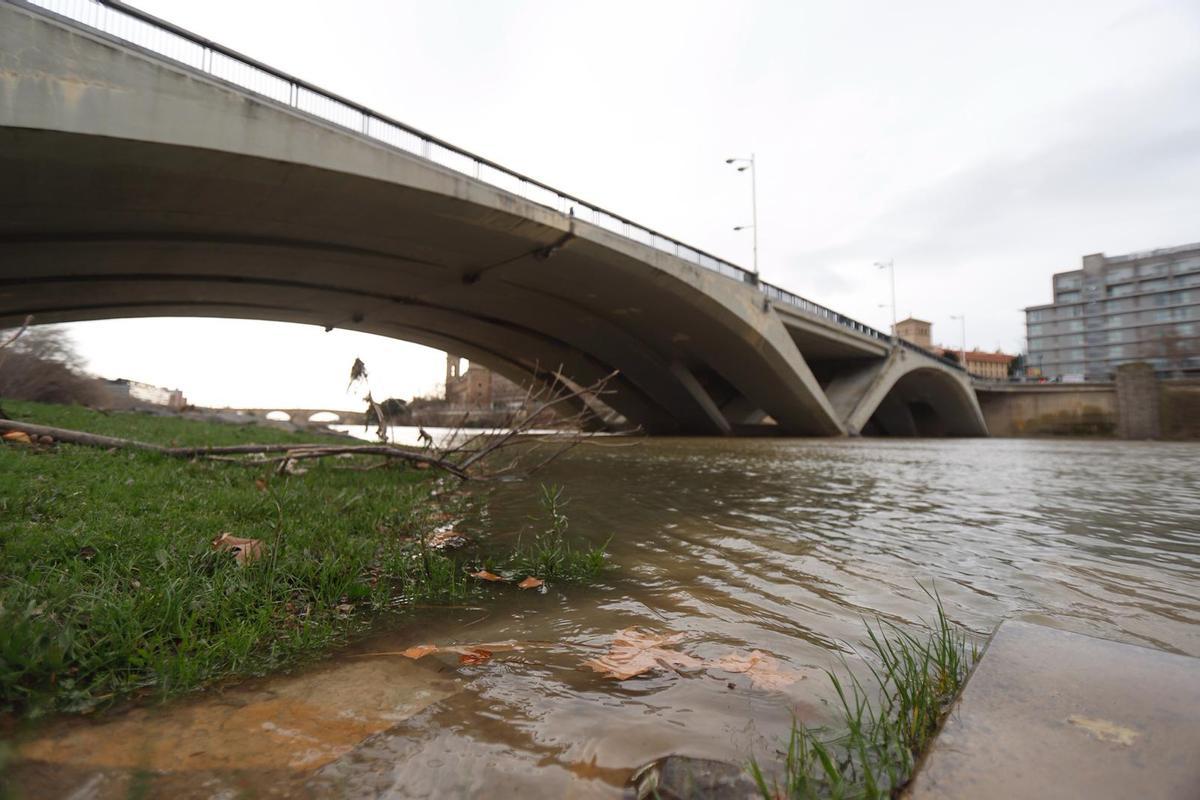 Así luce el Ebro en Zaragoza tras lluvias y deshielo Así luce el Ebro en Zaragoza tras lluvias y deshielo
