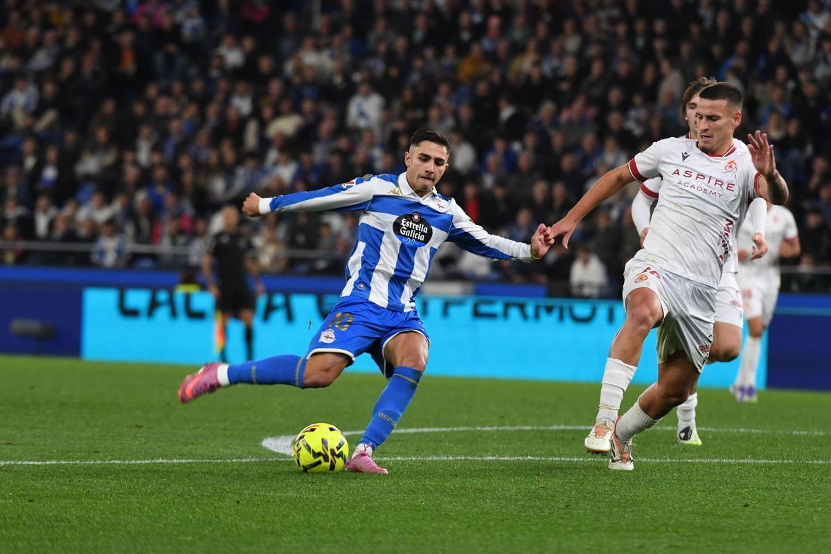 Yeremay dispara a portería ante la presión de un jugador de la Cultural Leonesa.