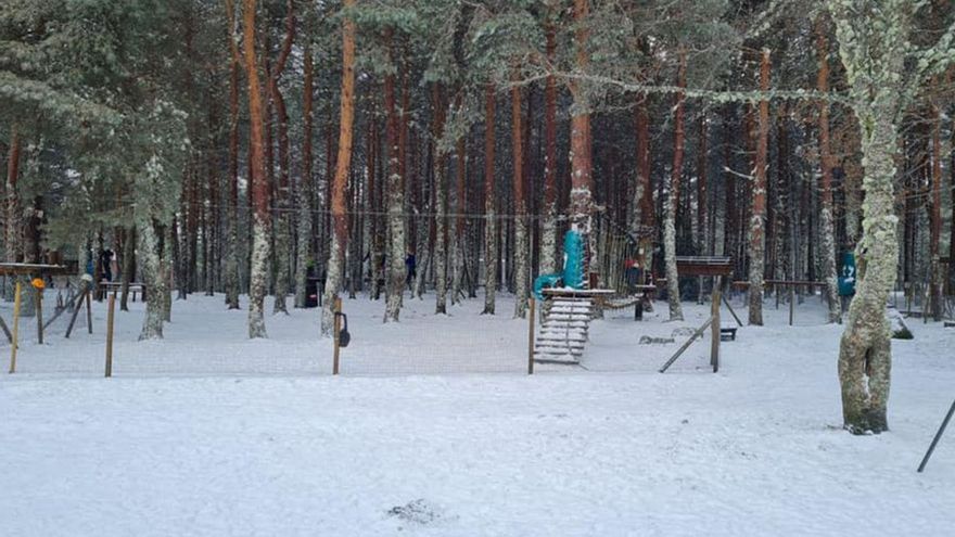 Capa de nieve en la estación de Manzaneda, ayer. | // FDV