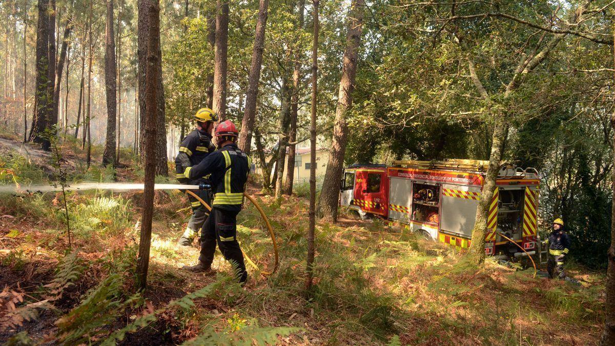 Jornada de humo y cenizas en Arousa con fuegos en hasta cuatro concellos.