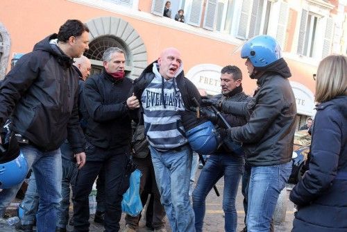 Los aficionados del Feyenoord destrozan la Plaza de España de Roma