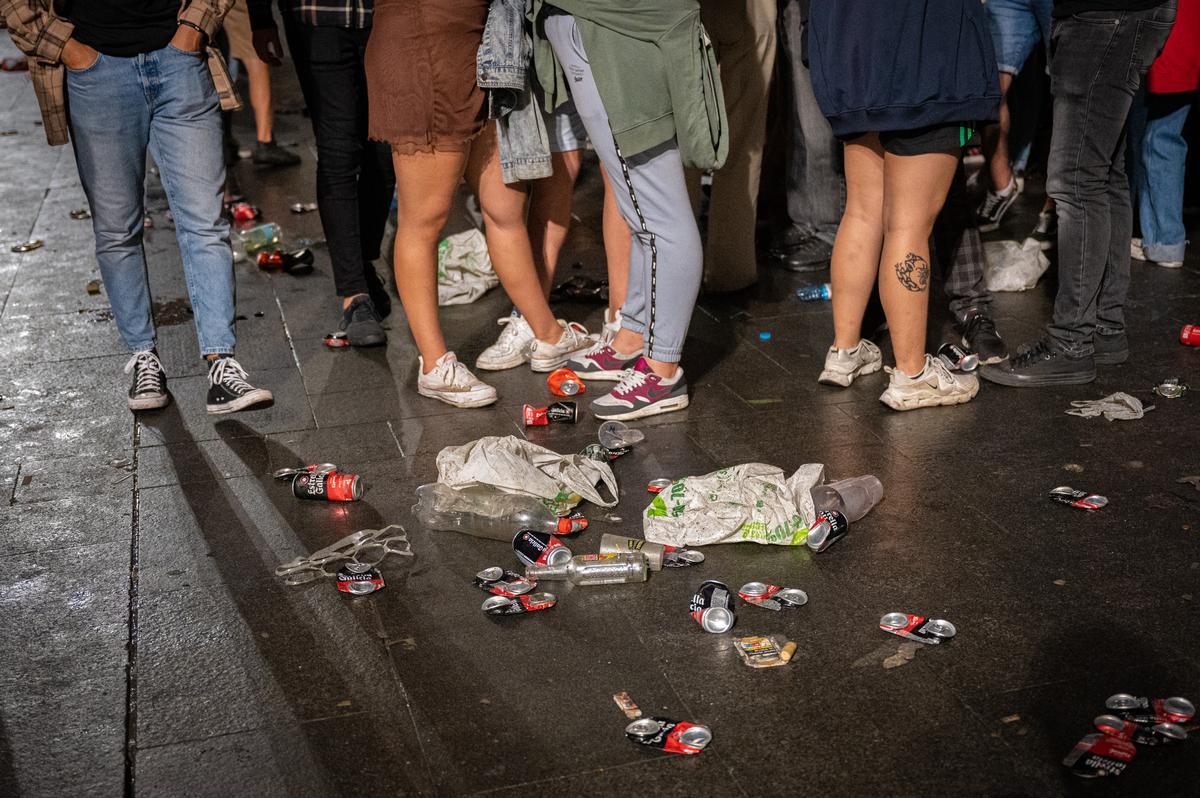 Restos de envases durante un botellón cerca del Macba.