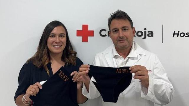Marianna Mendoza, fundadora de la empresa Abriil,  junto con el ginecólogo Fernando Aznar, que está apoyando el conocimiento sobre las ventajas que aportan a las mujeres que padecen patologías como la candidiasis.