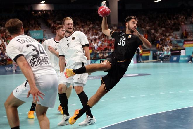 Ian Tarrafeta durante el partido de balonmano masculino del grupo A de los Juegos Olímpicos de París 2024, disputado en el South Paris Arena de París.