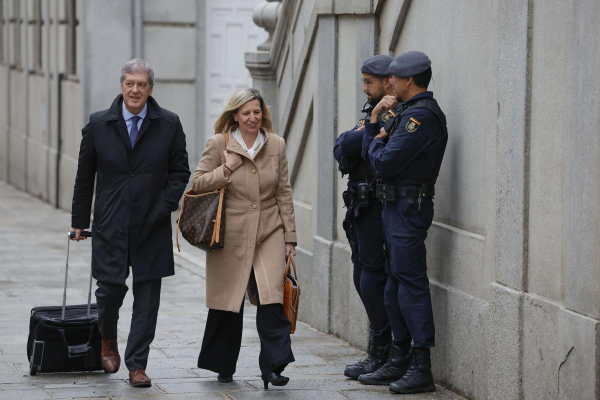 MADRID, 08/03/2026.- Marino Turiel, abogado de el exministro José Luis Ábalos, a su llegada este miércoles al Tribunal Supremo (TS) donde prosigue, con la declaración de testigos como Claudia Montes, el juicio a Ábalos, su exasesor Koldo García y al empresario Víctor de Aldama por el caso de las mascarillas, una presunta trama de corrupción para lucrarse con material sanitario durante la pandemia. EFE/Sergio Pérez