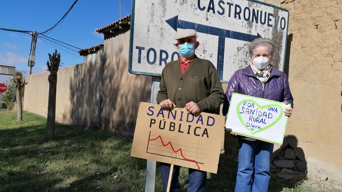 Dos vecinos de Pozoantiguo defienden la sanidad pública en una concentración