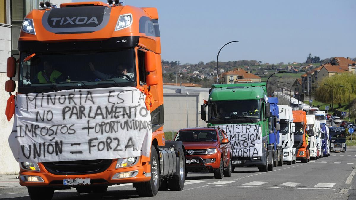 Caravana de camiones, ayer, en la comarca de O Deza