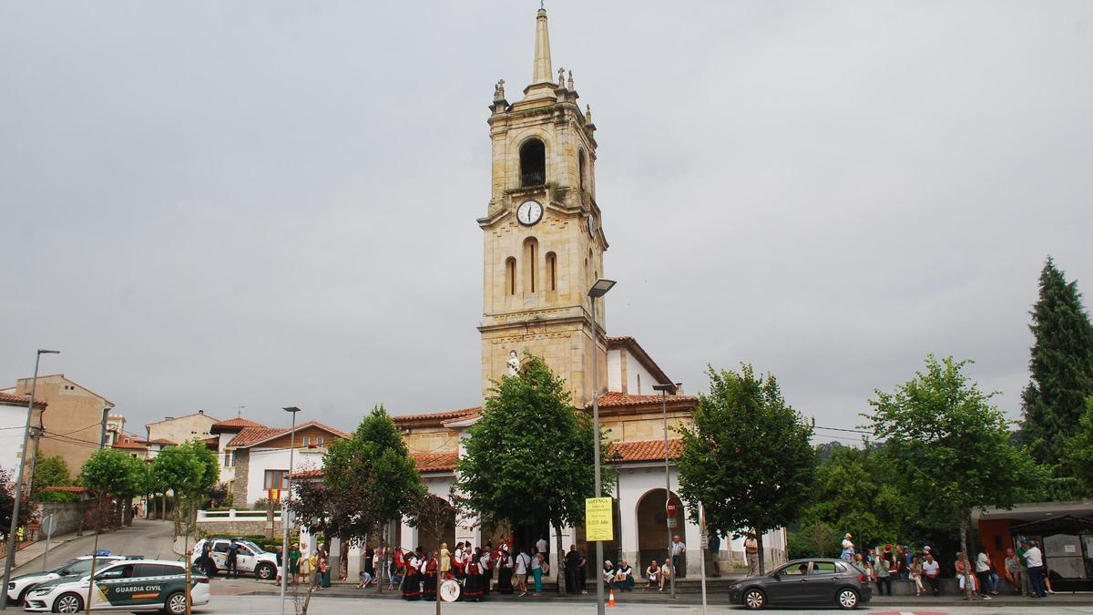 El centro de Colunga, con su iglesia.