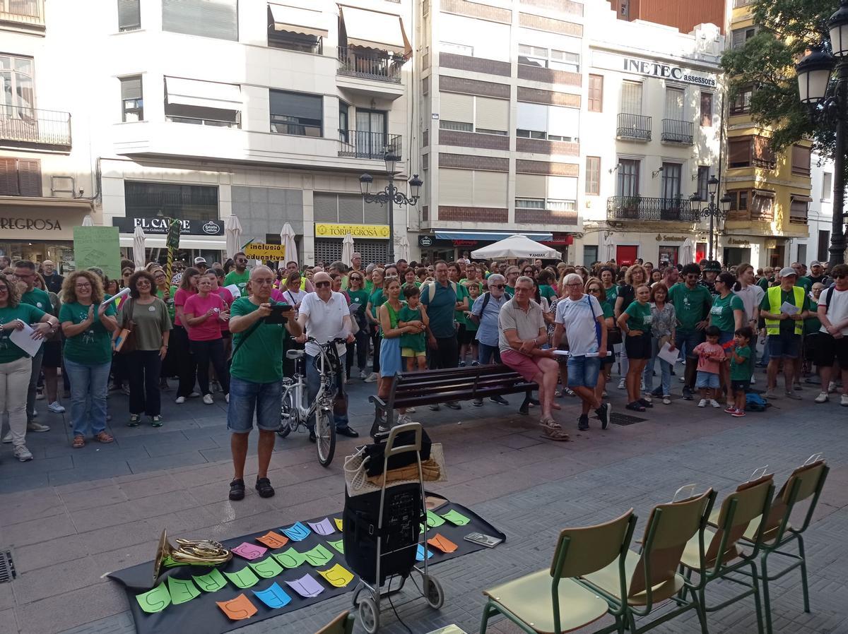 Cuatro sillas vacías representaron lascarencias que han motivado la huelga de los docentes en Sueca.