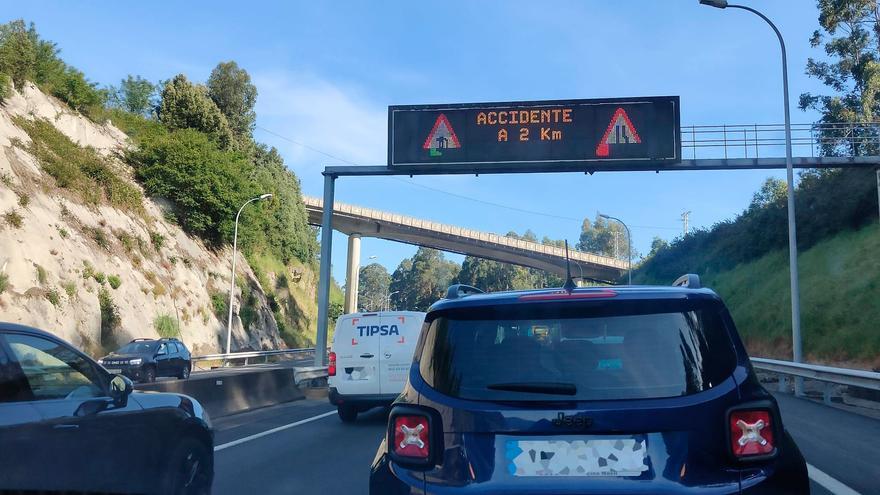 Retenciones kilométricas en la AP-9 tras un accidente múltiple en Candeán