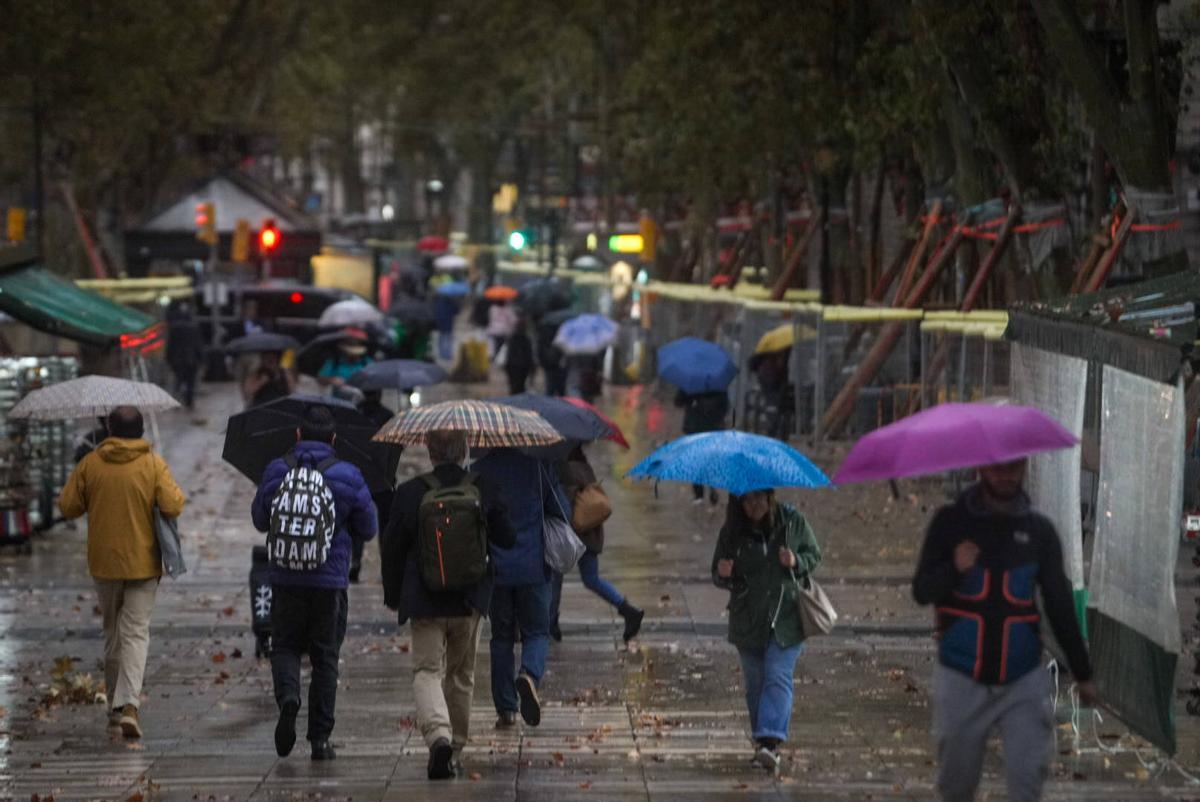 Lluvia intensa en plaza de Catalunya, en Barcelona