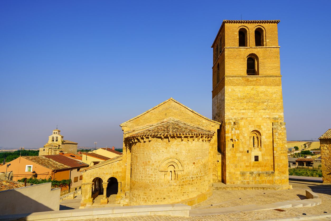 Antigua iglesia románica de piedra con campanario en la ciudad de San Esteban de Gormaz, Soria