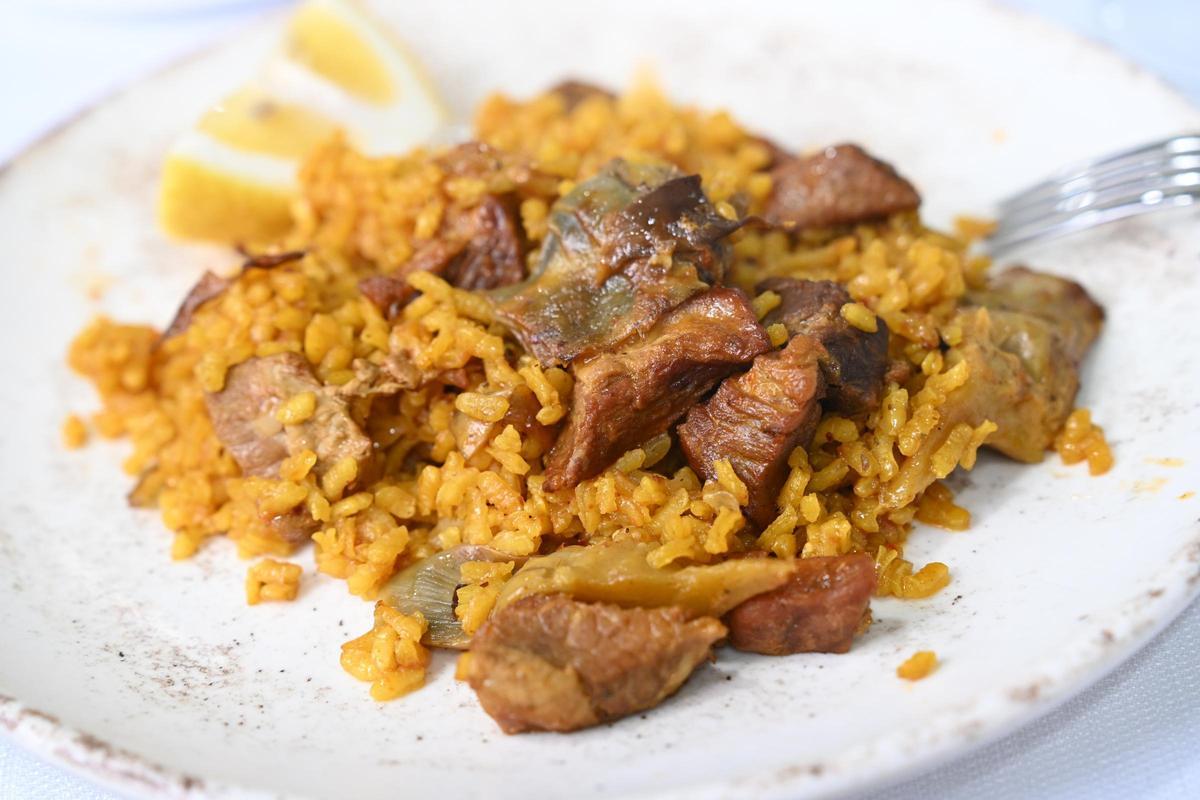 El plato principal fue un arroz con secreto de cerdo y alcahachofas hecho a la leña de sarmiento.