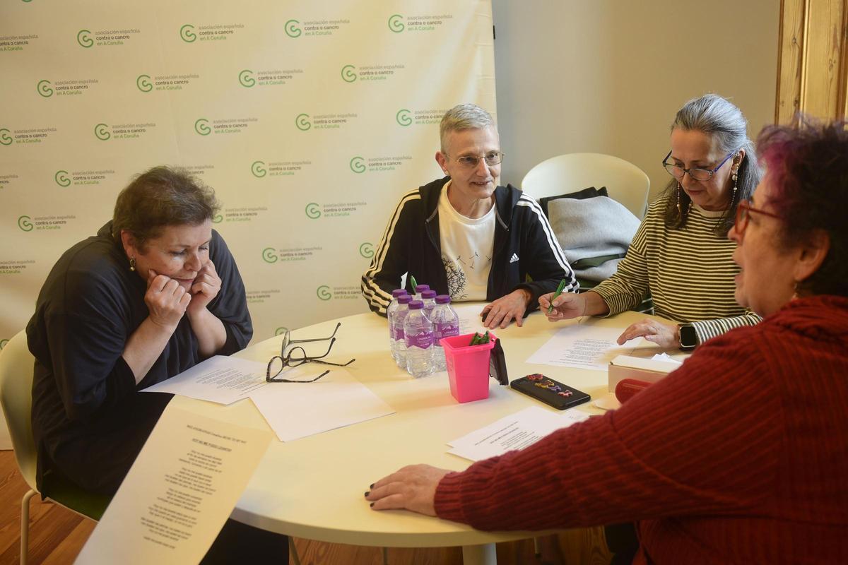 Emilia Priegue (izqd.), junto con otras compañeras, durante la lectura de un guión, durante una sesión del talr de teatro de la AECC, en la sede de la asociación (C/Real, 1, 1º), en A Coruña.