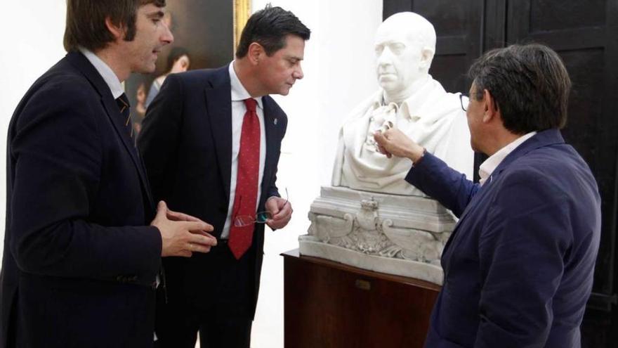 Alfonso Palacio, Pedro Sanjurjo y Roberto Sánchez Ramos, ante el busto de Jovellanos.