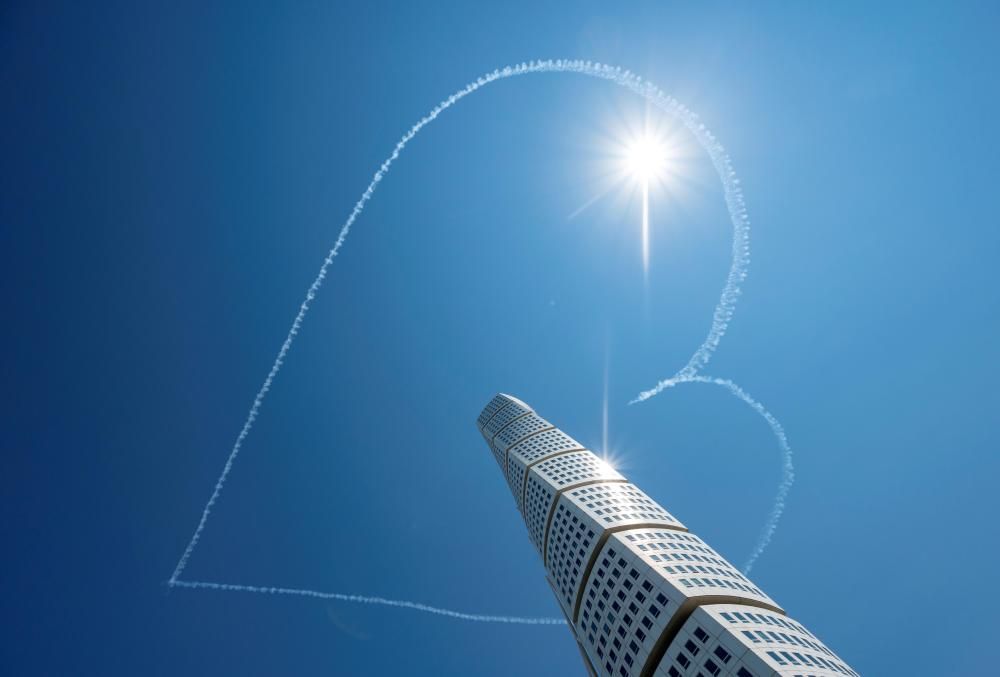 Aviones escandinavos dibujan un corazón en el cielo, encima de el edificio Turning Torso, en medio de la crisis por pandemia del coronavirus. Foto: Reuters