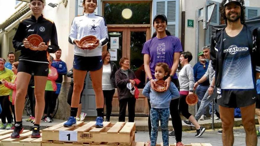 Podio femenino de la Quart de Marató de Maria de la Salut.