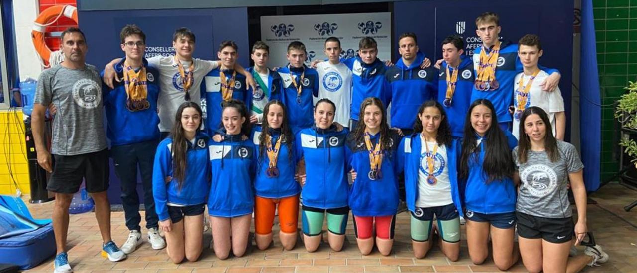 Los nadadores del CN Eivissa con las medallas obtenidas en Palma. | CNE