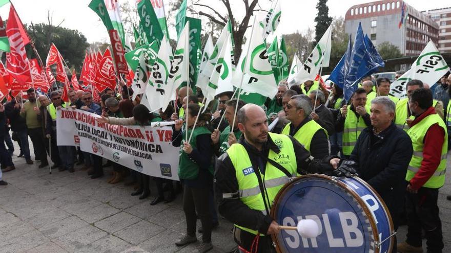 Los policías locales exigen a Montoro el visto bueno a su jubilación anticipada