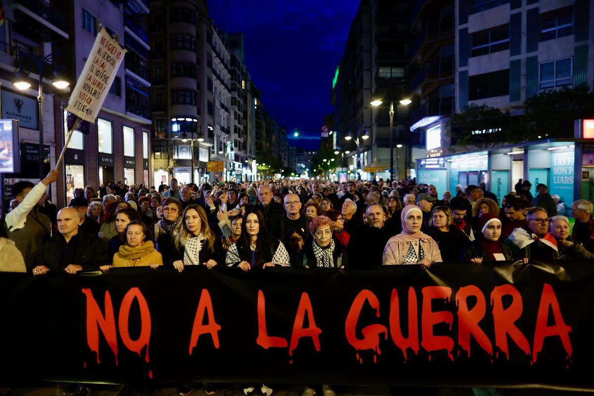 Manifestantes recorren las calles de València en la protesta por la guerra en Oriente Medio