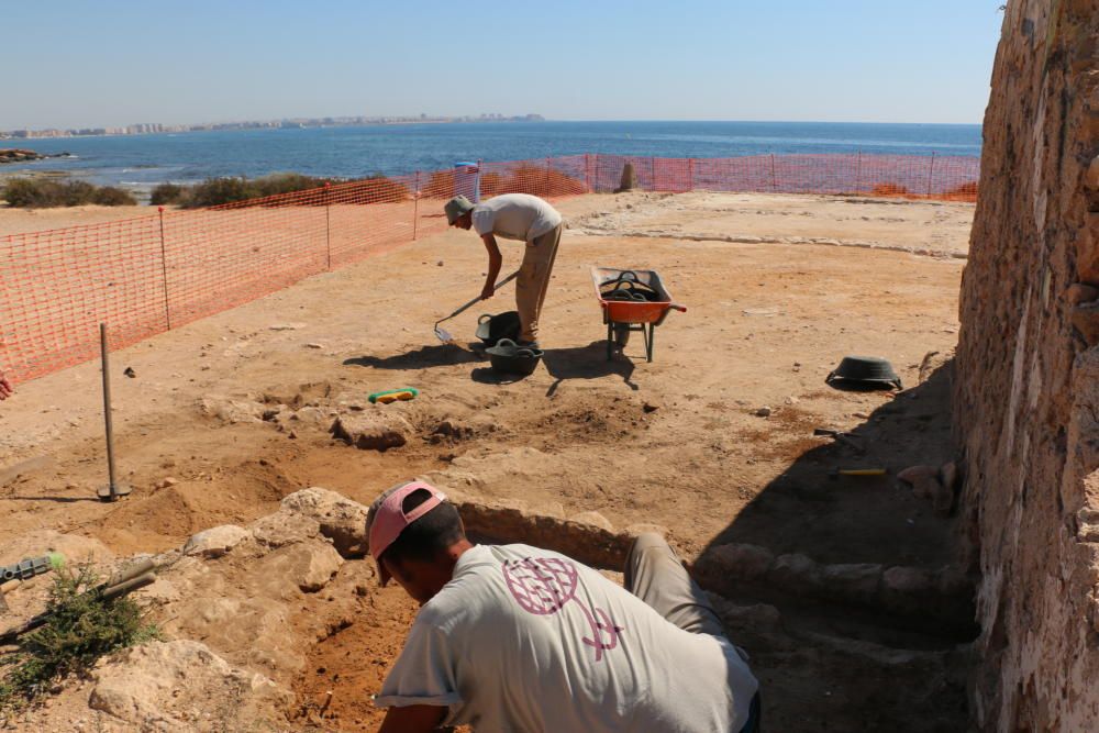 Visita de técnicos y ediles del gobierno local a la excavación del refugio