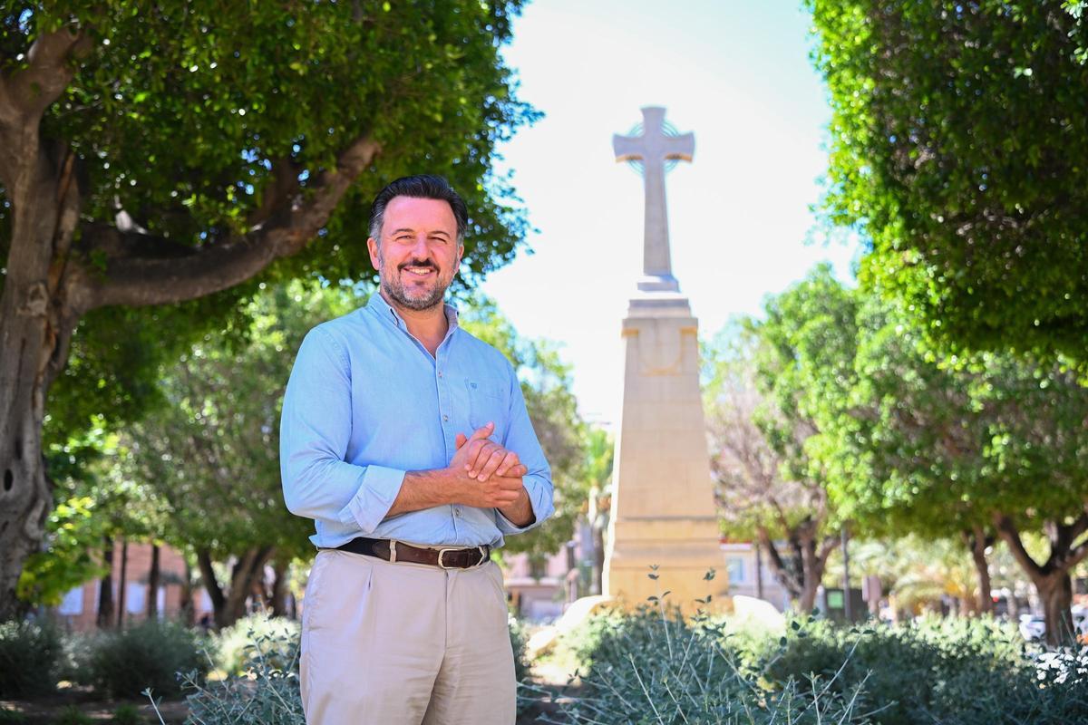 El alcalde, Pablo Ruz, junto a la Cruz del Paseo de Germanías.